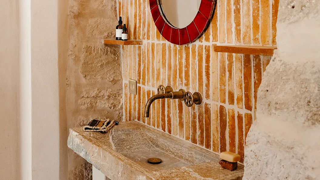 Gres porcellanato: tendenze bagno 2025 e materiali naturali di tendenza